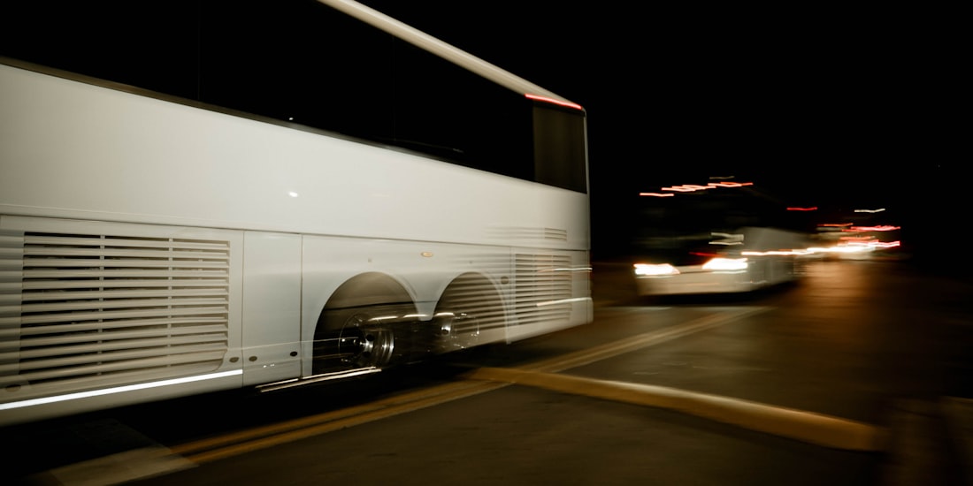 Autocar roulant de nuit sur autoroute