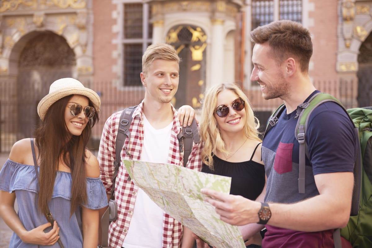 Tour leader guide touristique multilingue pour groupe en autocar