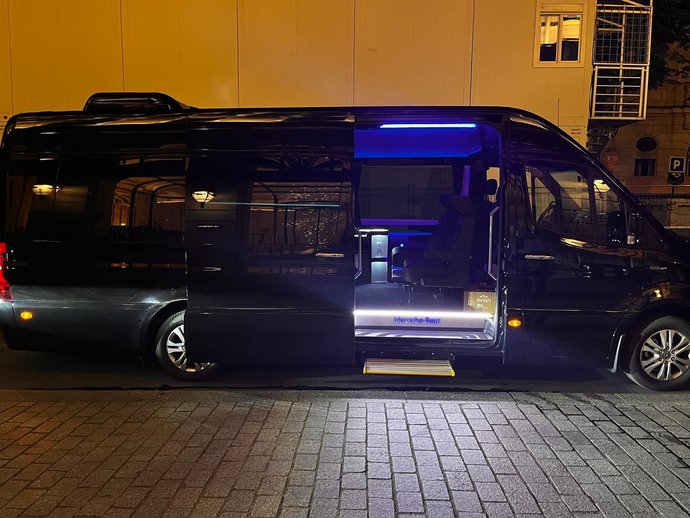 Sprinter VIP aménagé avec chauffeur — vue extérieure de nuit
