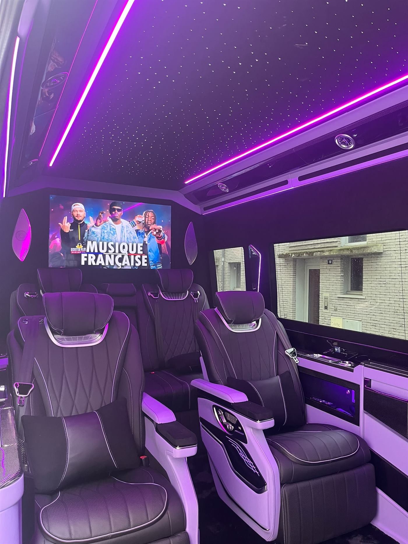 Sprinter VIP aménagé — salon lounge cuir noir et éclairage ambiance