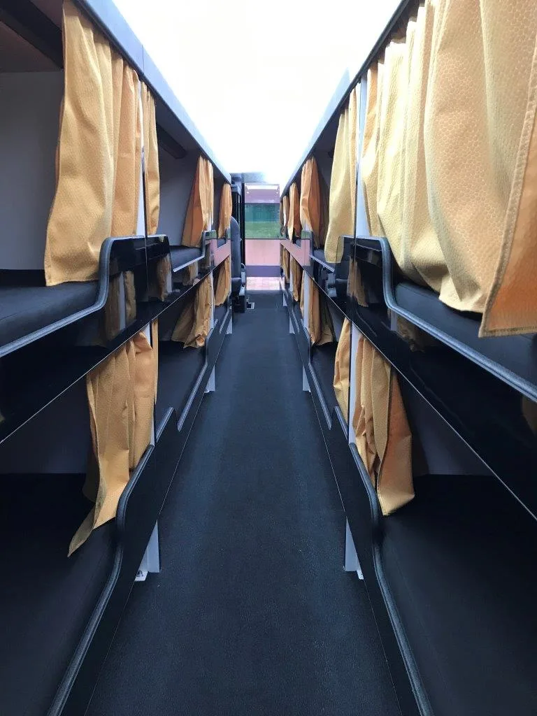 Autocar VIP artiste — couchettes rideaux dorés pour tournée musicale