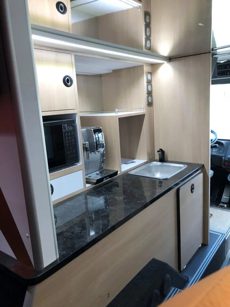 Cuisine galley autocar VIP artiste — micro-ondes, machine à café, réfrigérateur