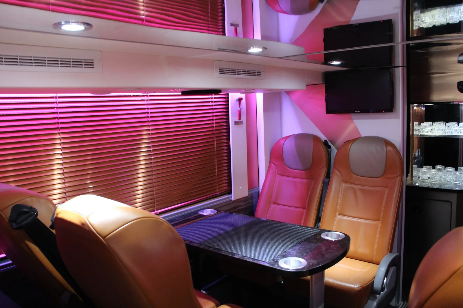 Lounge bar autocar VIP artiste — télévision, bar et éclairage scène